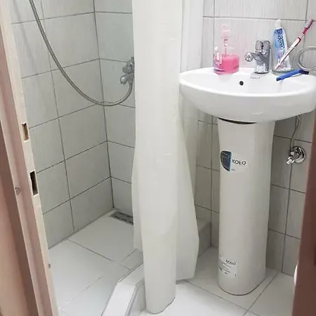 Una شقة توزلا